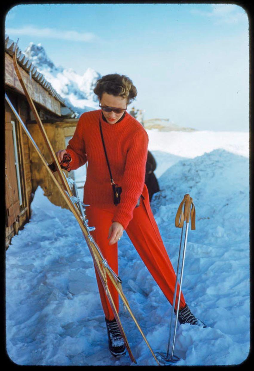 Color Photograph de Toni Frissell - La dama de rojo  1955  Edición limitada con sello de firma