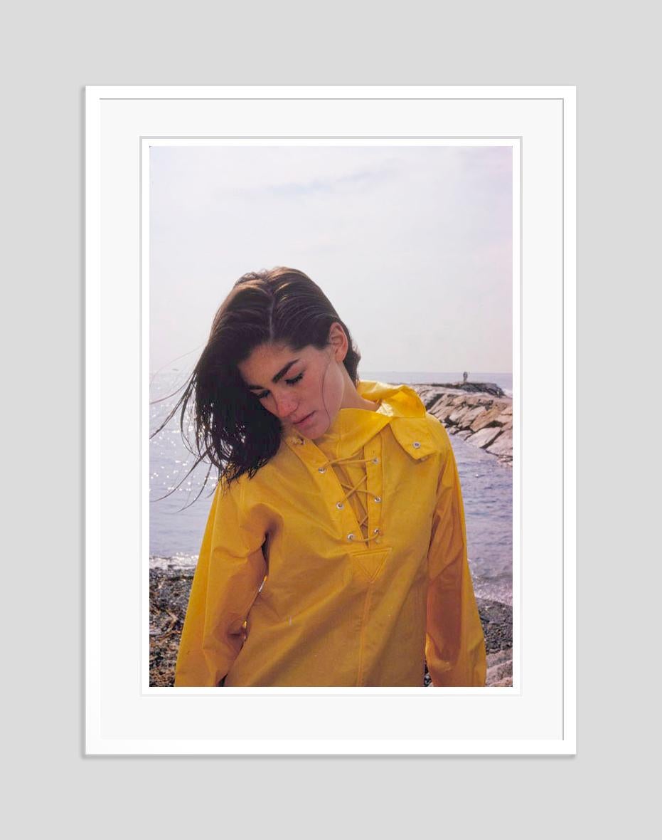 Minnie Cushing in giallo 1965 Edizione limitata con timbro della firma - Color Photograph Grigio di Toni Frissell