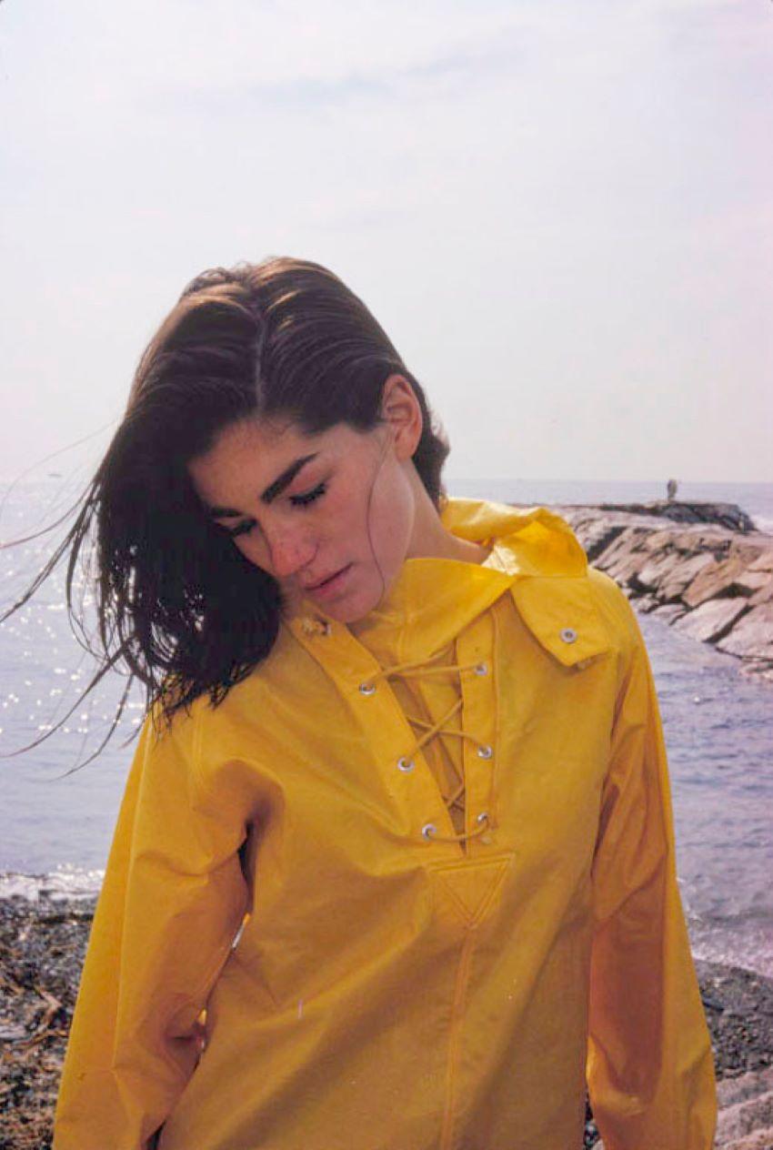 Color Photograph di Toni Frissell - Minnie Cushing in giallo 1965 Edizione limitata con timbro della firma