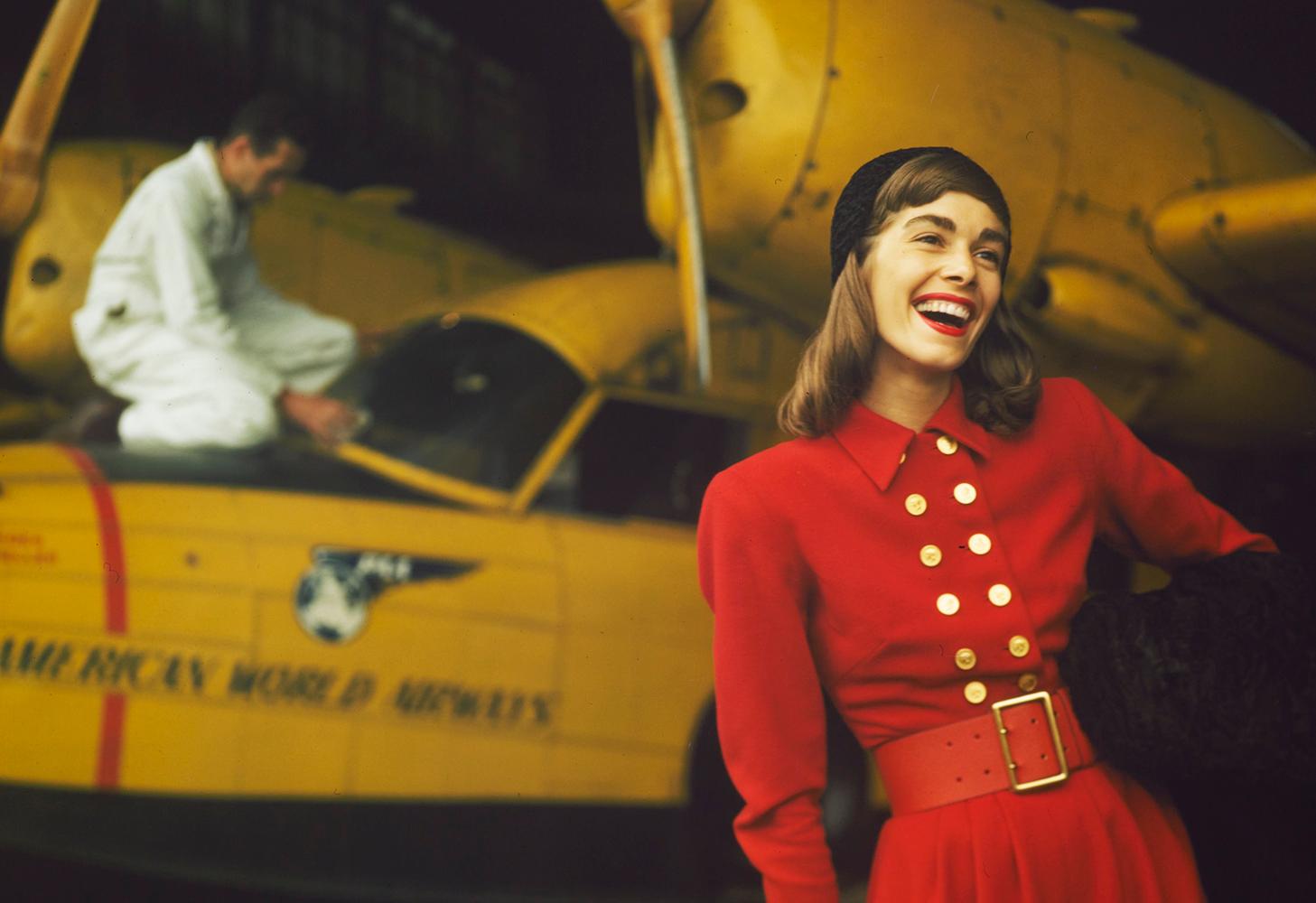 Modell in A Red Dress, 1959, limitierte Signatur, gestempelte Auflage (Moderne), Photograph, von Toni Frissell