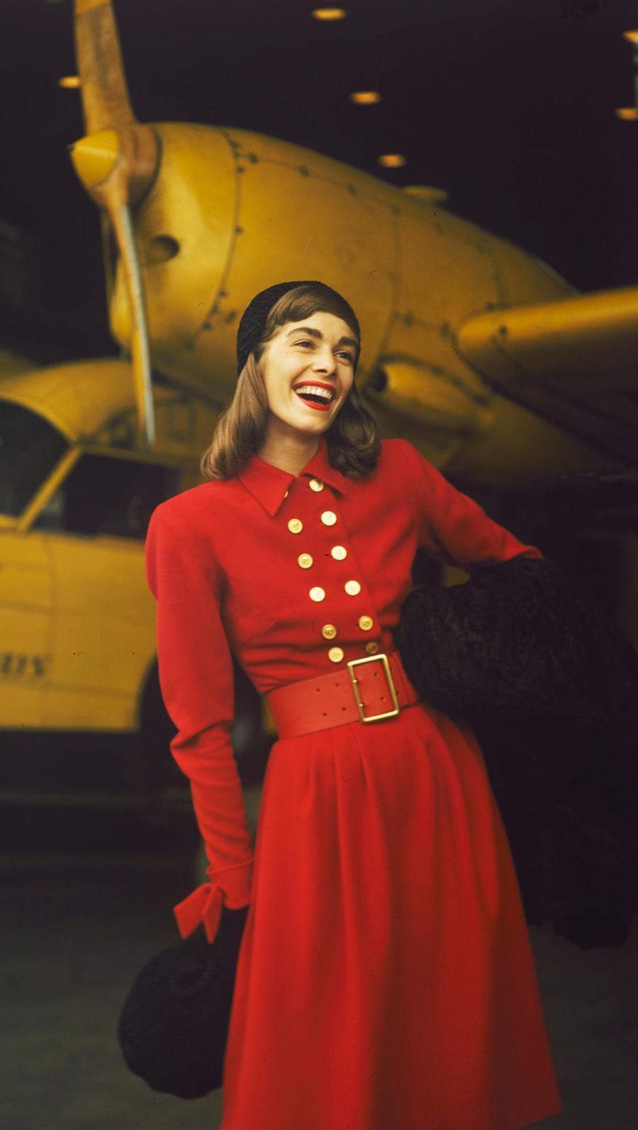 Model In A Red Dress 1960 Oversize Edizione limitata con timbro della firma - Photograph Moderno di Toni Frissell