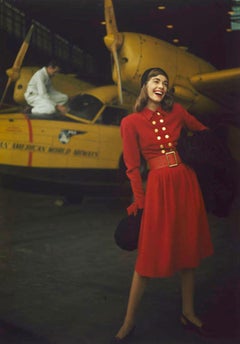 Modell in einem roten Kleid 1960 Oversize Limitierte Signatur gestempelte Auflage 