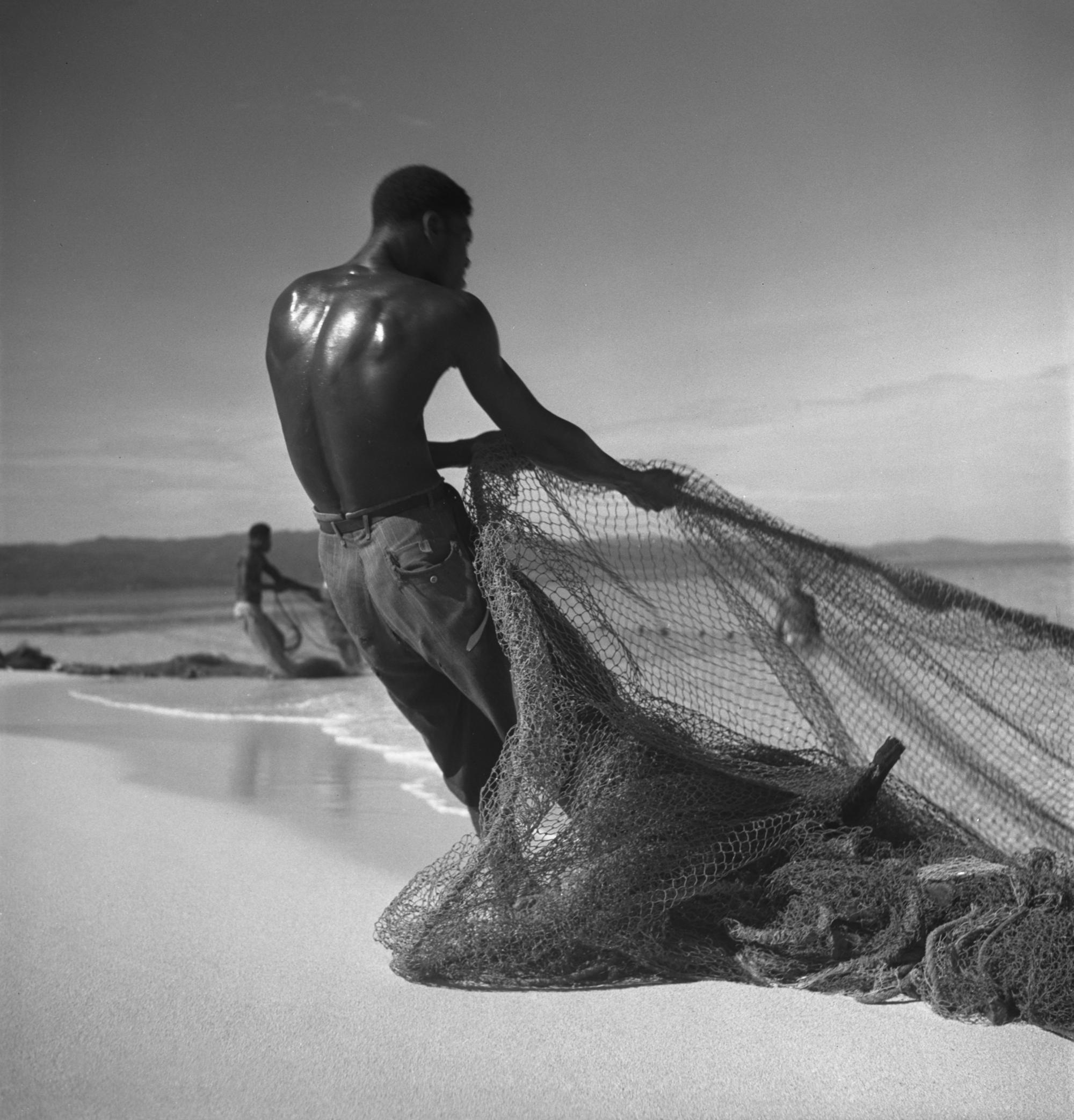 Toni Frissell Figurative Photograph – Montego Bay Fisherman 1948 Extra Übergröße Limited Signature Stamped Edition