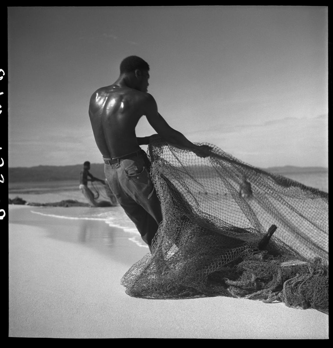 Montego Bay Fishermen 1940s Toni Frissell Limited Signature Stamped Edition

Fishermen at work on a beach in Montego Bay Jamaica circa 1940.

by Toni Frissell

40 x 40" inches / 101 x 101 cm paper size 
Silver gelatine fibre print
unframed 
(framing