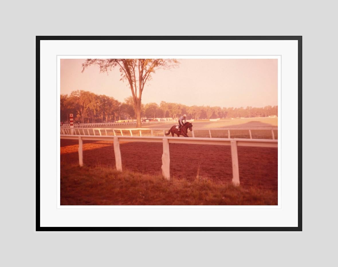  Morning Training At Saratago, 1960, limitierte, gestempelte Auflage  – Photograph von Toni Frissell