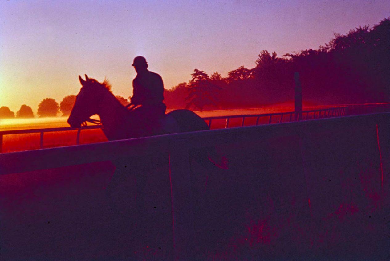 Toni Frissell Color Photograph – Morning Training At Saratago 1960 Oversize Limitierte Signatur-Ausgabe 