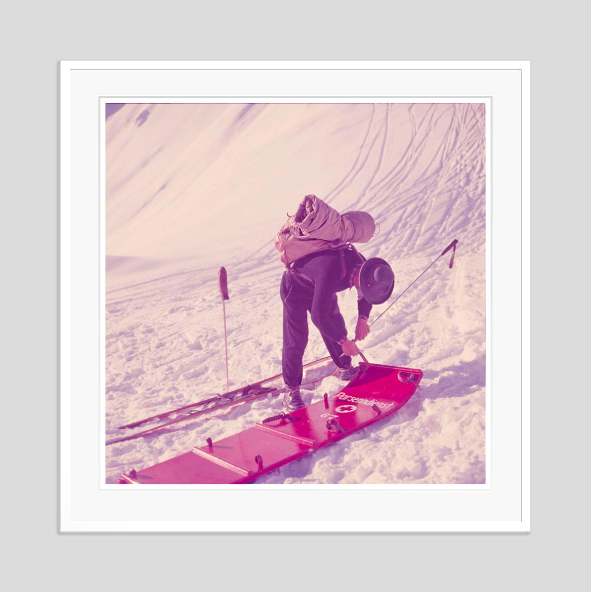 Bergspitze

1951

Ein Mitglied der Skipatrouille von Klosters überprüft eine Bahre, Schweiz, 1951. 

von Toni Frissell

30 x 30