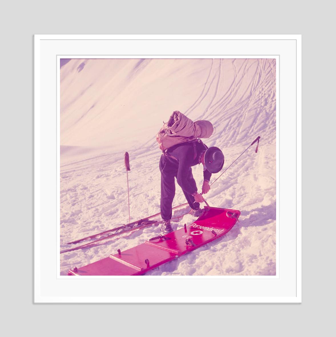 Mountain Top 1951 Edición limitada sobredimensionada con sello de firma - Photograph Moderno de Toni Frissell