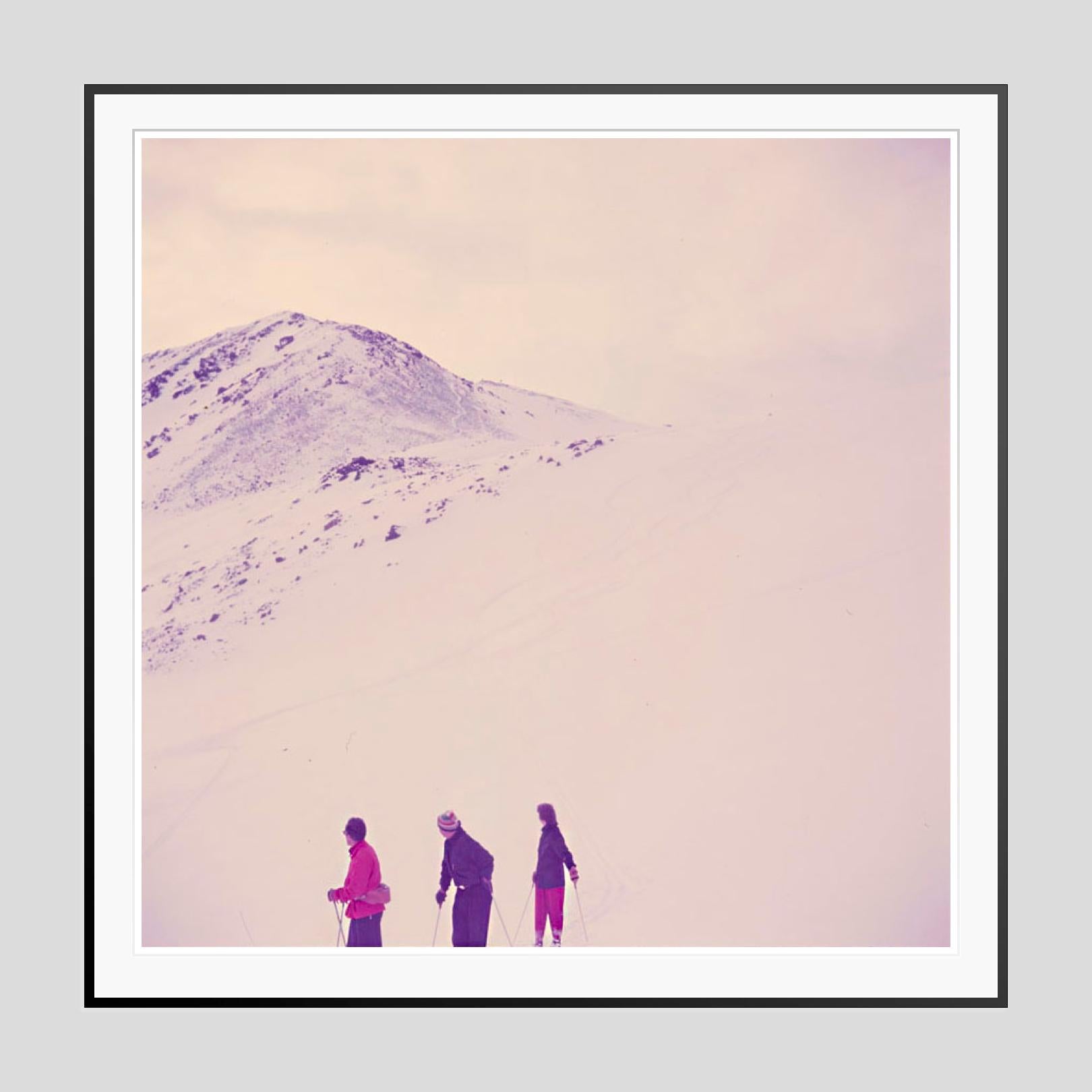 Mountain Top 1951 Edición limitada sobredimensionada con sello de firma - Color Photograph Beige de Toni Frissell