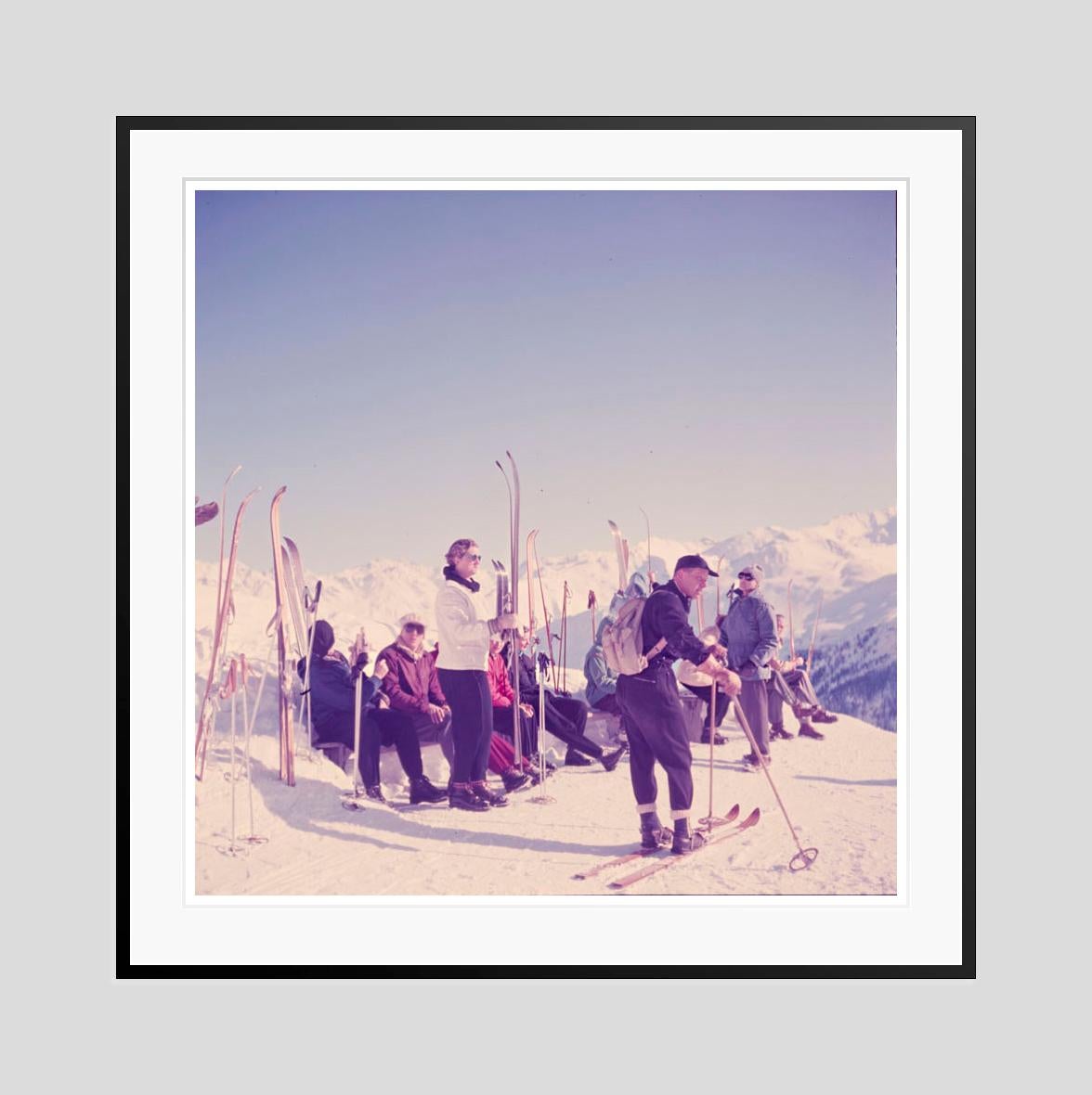 Mountain Top 1951 Edición limitada sobredimensionada con sello de firma - Color Photograph Gris de Toni Frissell