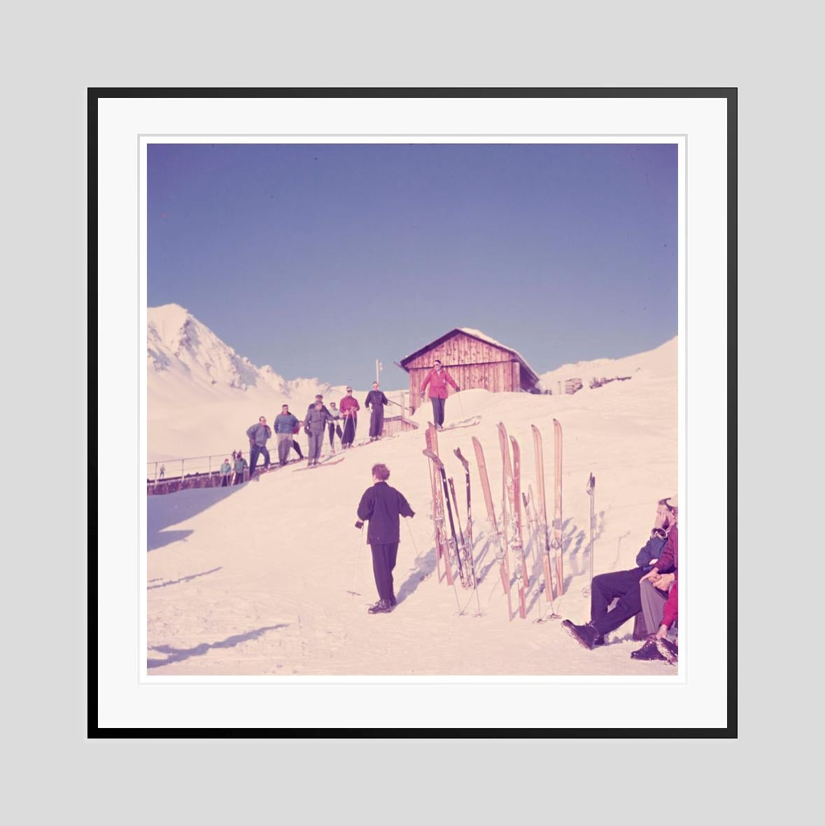 Mountain Top 1951 Edición limitada sobredimensionada con sello de firma - Color Photograph Gris de Toni Frissell