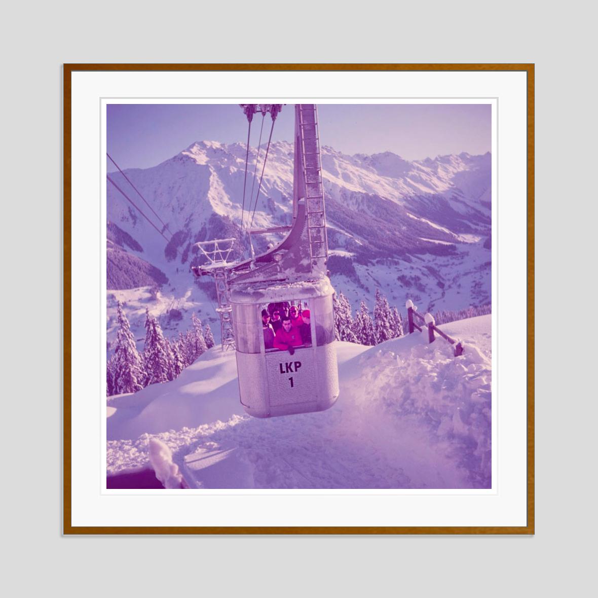 Mountain Top 1954 Edición Limitada Estampada con Firma - Color Photograph Púrpura de Toni Frissell