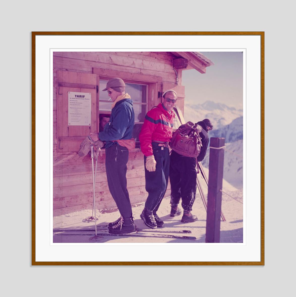 Mountain Top 1954 Edición Limitada Estampada con Firma - Color Photograph Púrpura de Toni Frissell