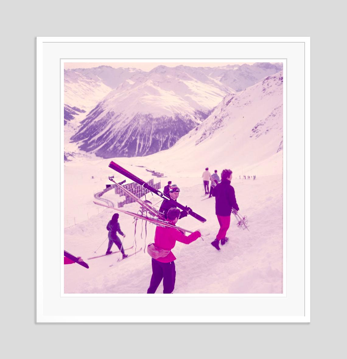 Mountain Top 1954 Edición limitada sobredimensionada con sello de firma - Photograph Moderno de Toni Frissell