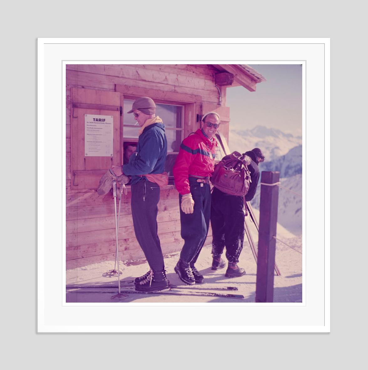 Mountain Top 1954 Edición limitada sobredimensionada con sello de firma - Photograph Moderno de Toni Frissell