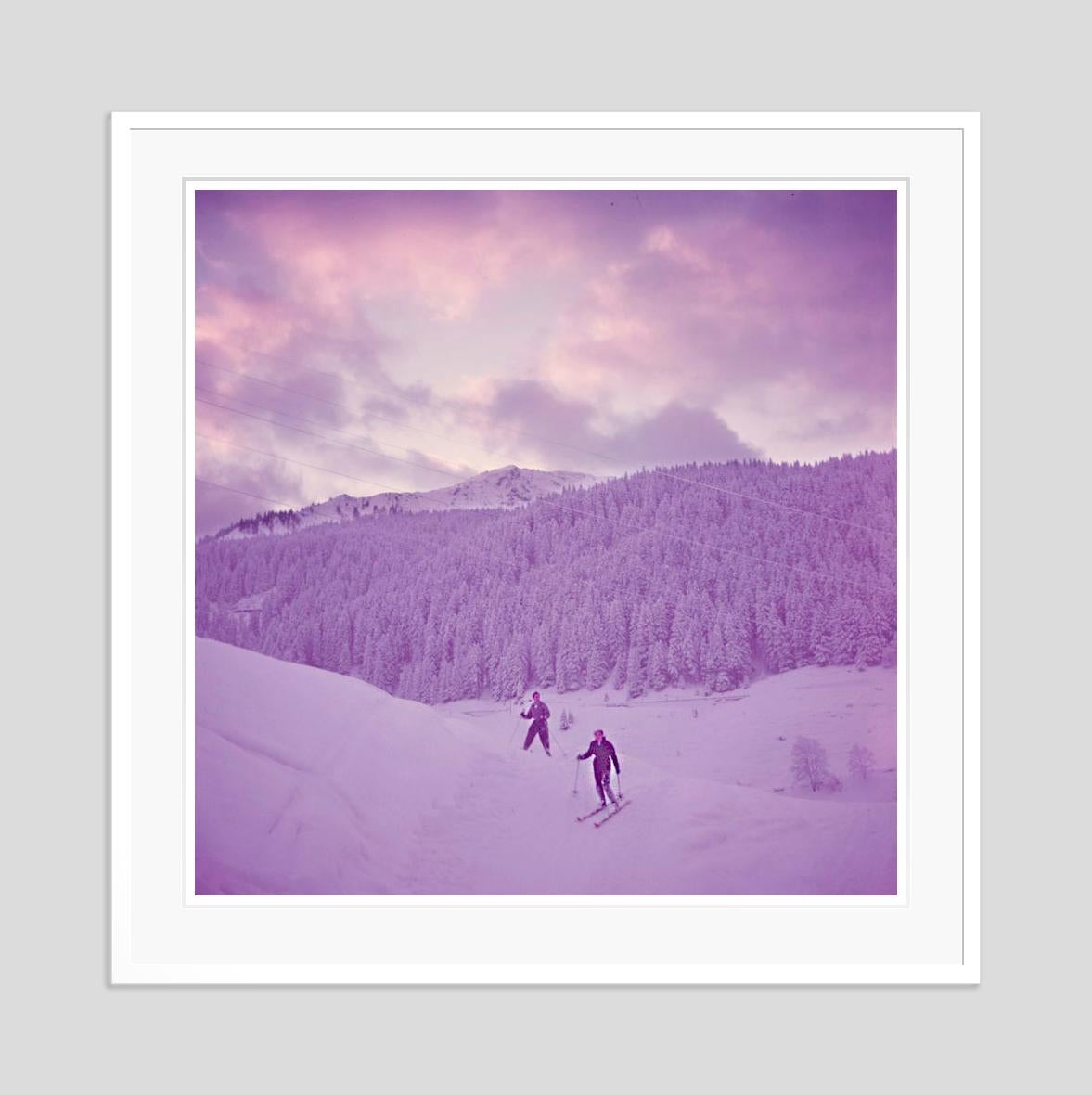 Mountain Top 1954 Edición limitada sobredimensionada con sello de firma - Color Photograph Púrpura de Toni Frissell