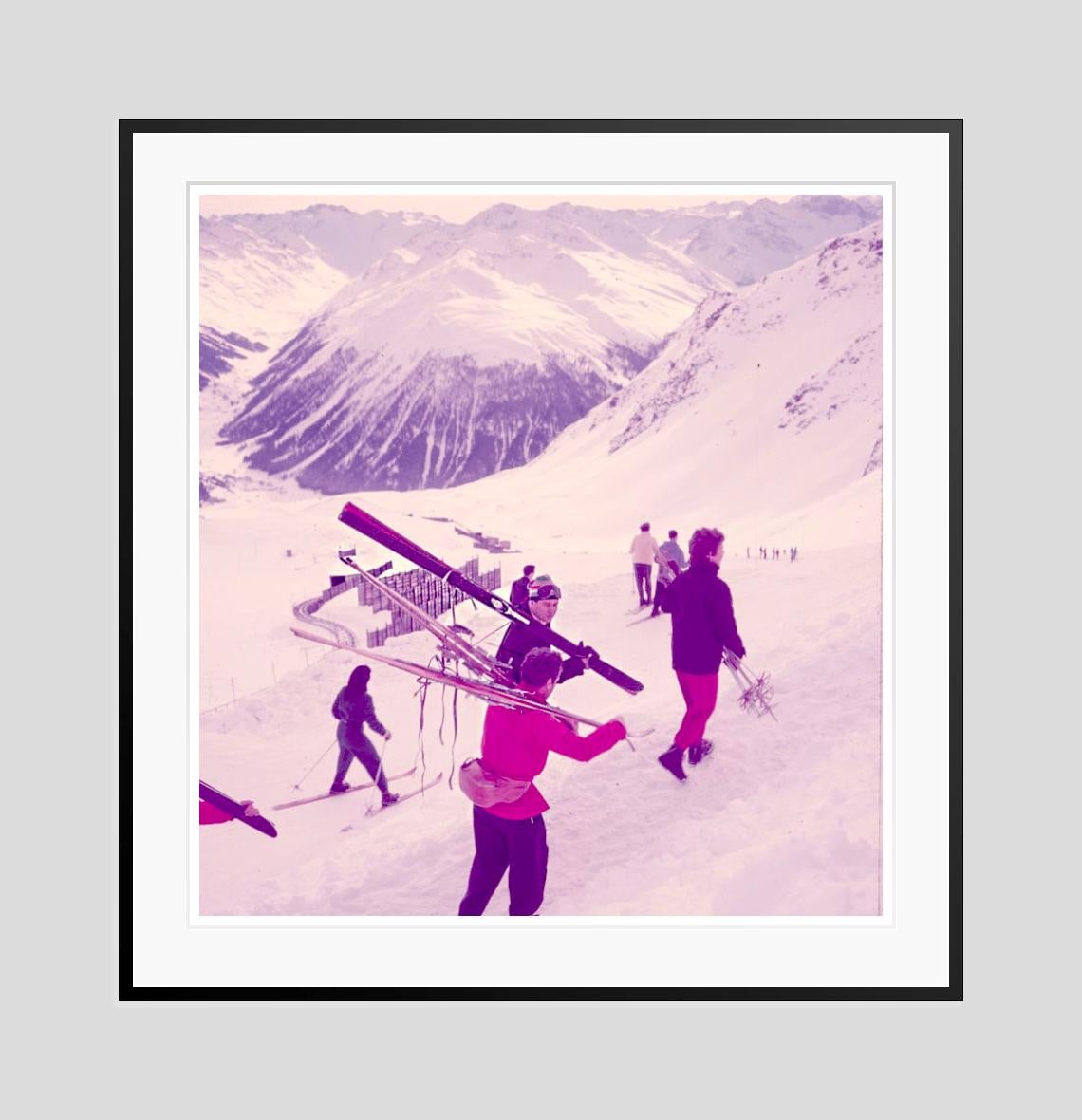 Mountain Top 1954 Edición limitada sobredimensionada con sello de firma - Color Photograph Beige de Toni Frissell