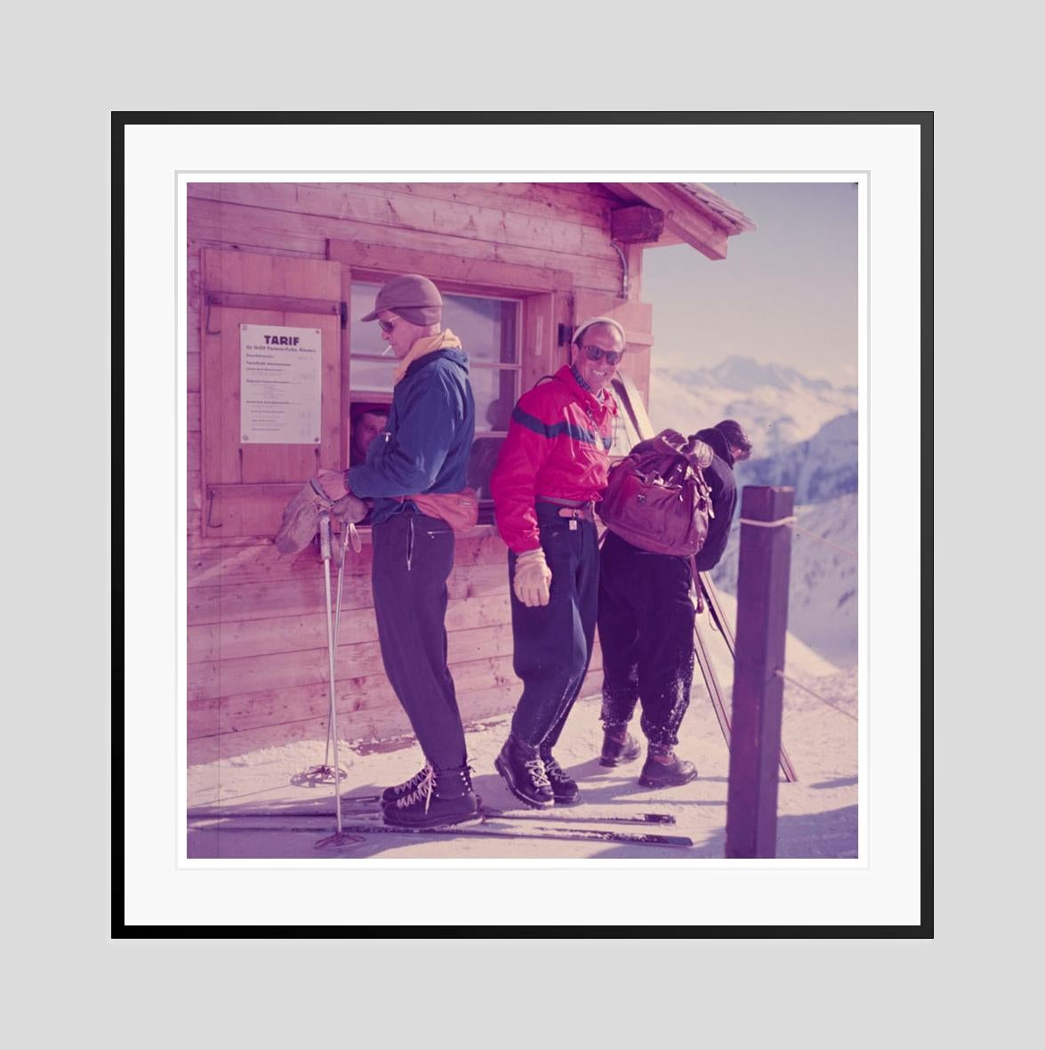 Mountain Top 1954 Edición limitada sobredimensionada con sello de firma - Color Photograph Púrpura de Toni Frissell