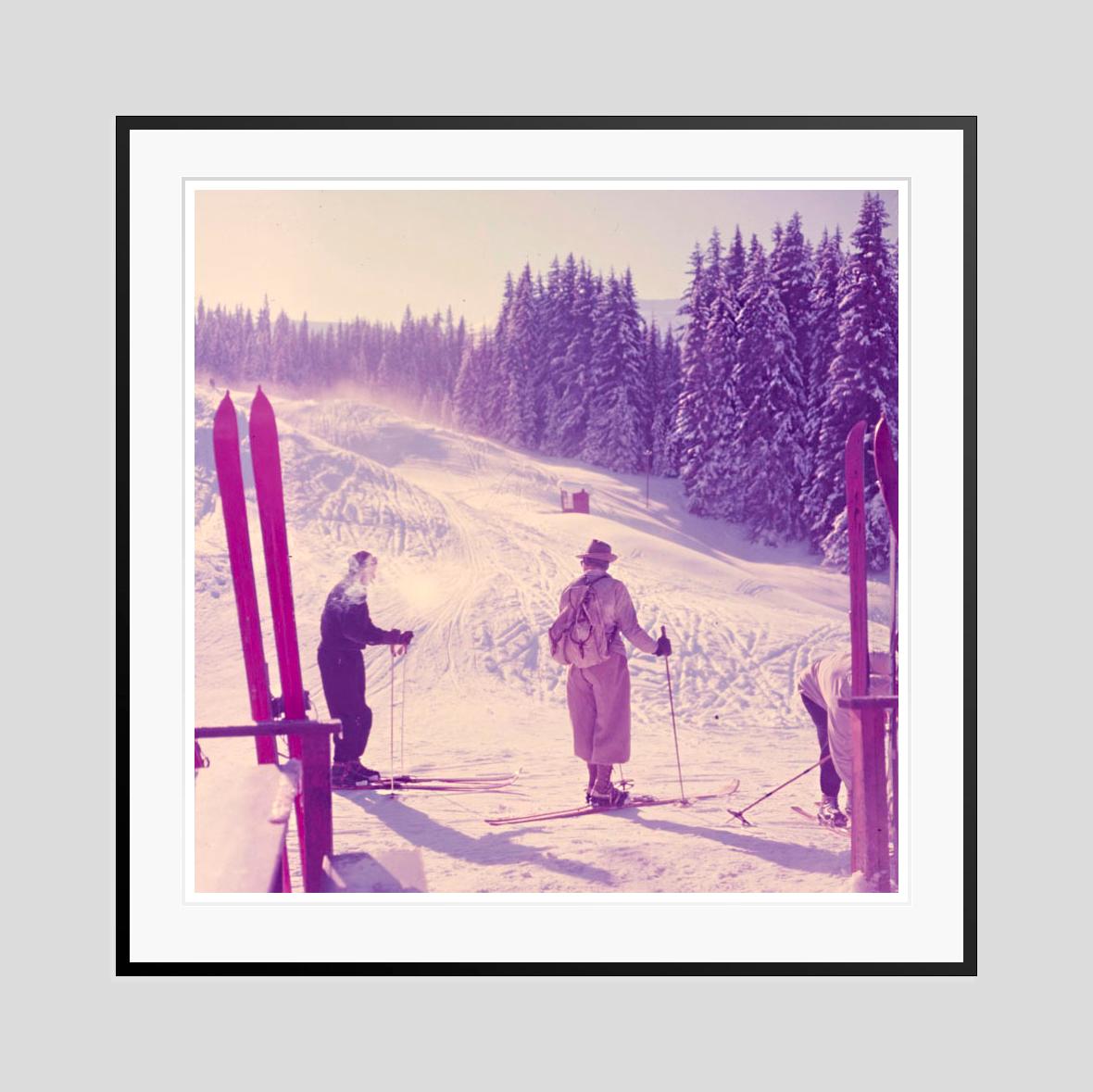Bergspitze 

1954

Zwei Skifahrer bereiten sich auf den Beginn ihrer Abfahrt vor, Klosters, Schweiz, 1954. (Toni Frissell)

von Toni Frissell

30 x 30