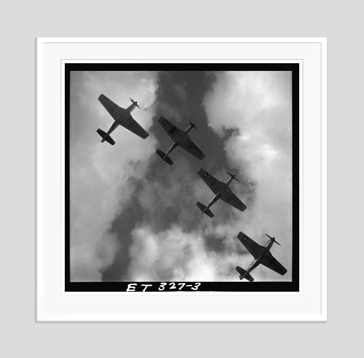 Mustangs en vol

1945

Quatre P-51 Mustangs volent en formation, Ramitelli, Italie, 1945. 

par Toni Frissell

30 x 30