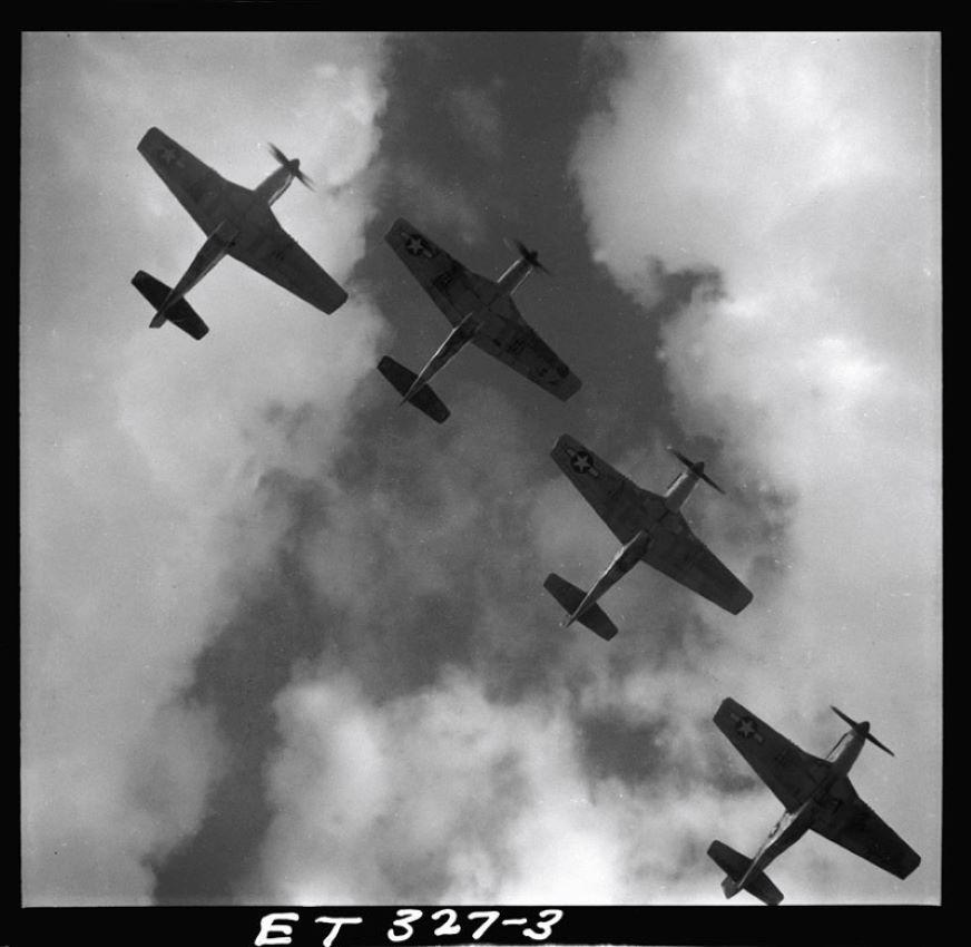Color Photograph de Toni Frissell - Mustangs en Vuelo 1945 Edición Limitada con Sello de Firma