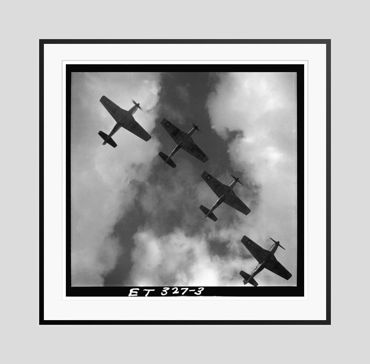 Mustangs im Flug 

1945 

Vier P-51 Mustangs fliegen in Formation, Ramitelli, Italien 1945

von Toni Frissell

30 x 30