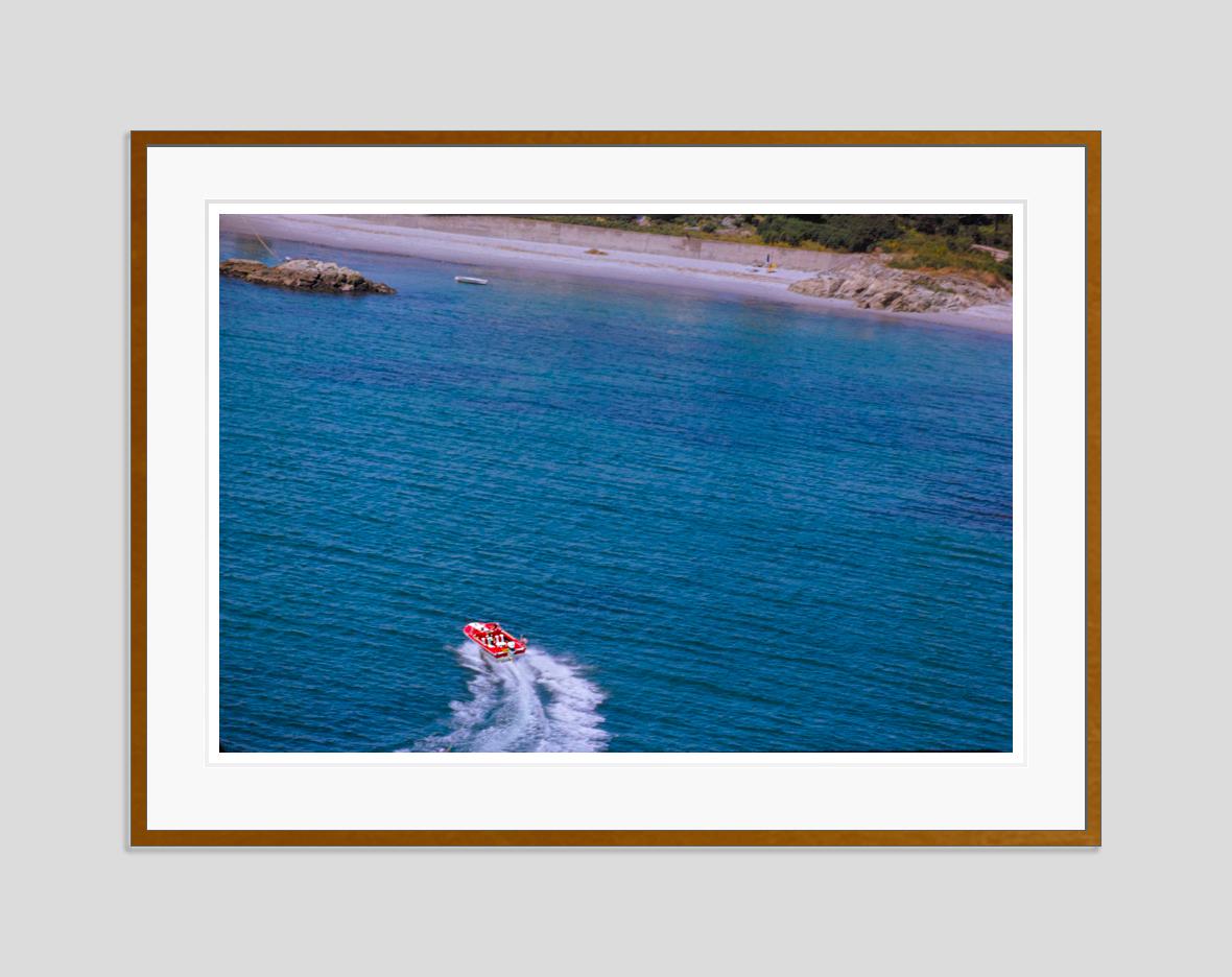 Escenas de Newport 1962 Edición limitada sobredimensionada con sello de firma - Photograph de Toni Frissell