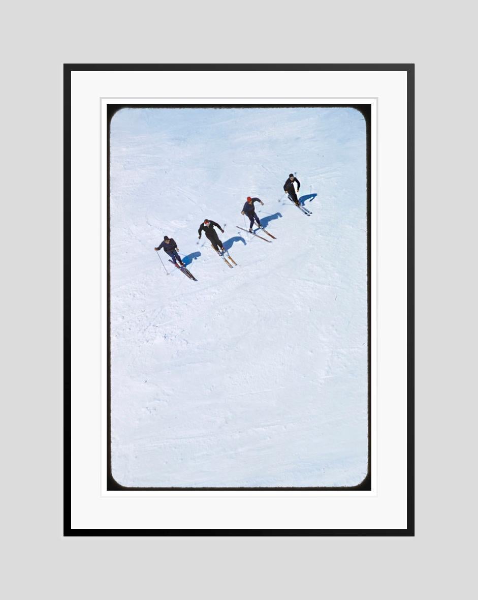 On The Piste 1955 Oversize Edizione limitata con timbro della firma - Color Photograph Grigio di Toni Frissell