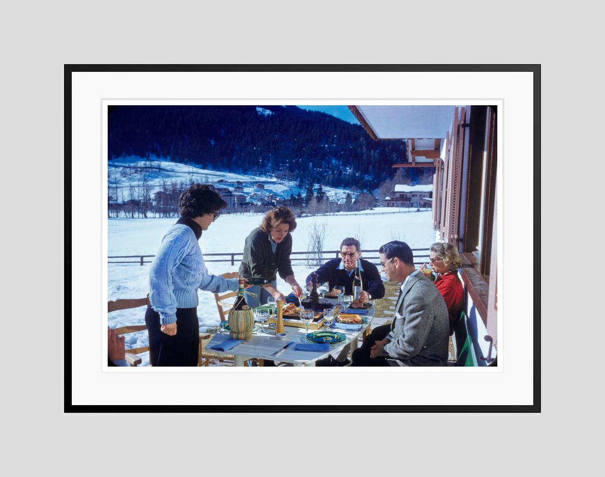  Pizza In The Snow 

1959

A group of friends enjoy an alfresco après-ski pizza, 1959

by Toni Frissell

40 x 30