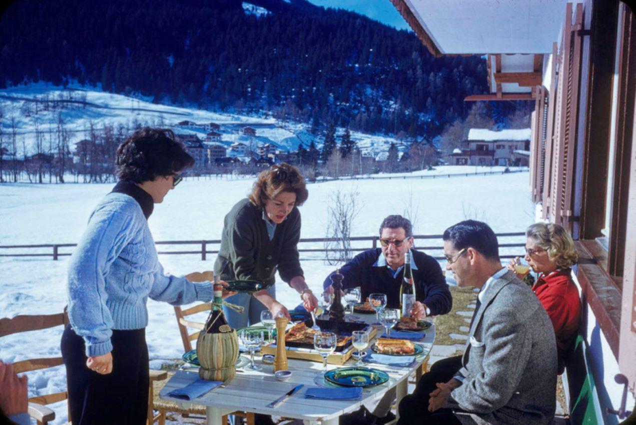 Color Photograph di Toni Frissell - Pizza nella neve  1959 Oversize Edizione limitata con timbro della firma