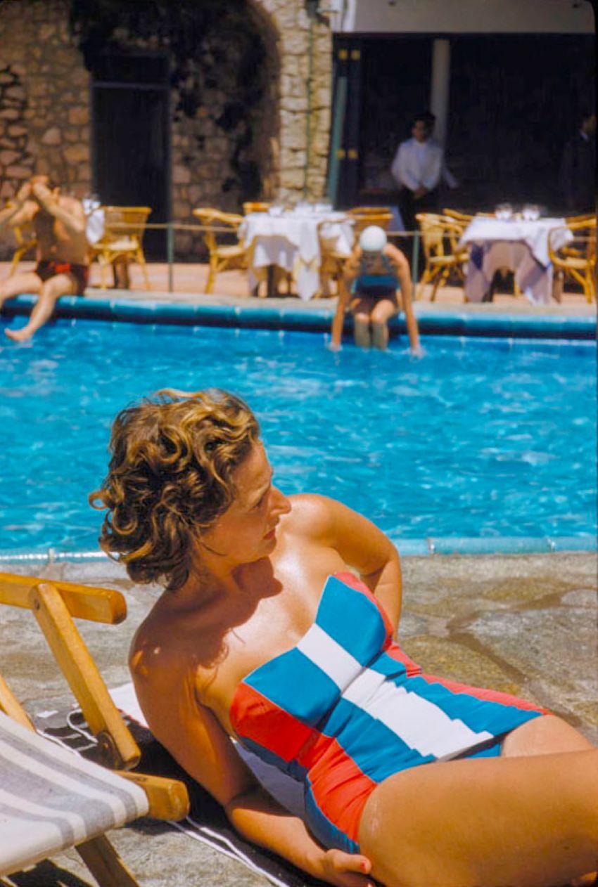 Color Photograph de Toni Frissell - Poolside In Capri 1959 Edición Sobredimensionada Estampada Firma Limitada
