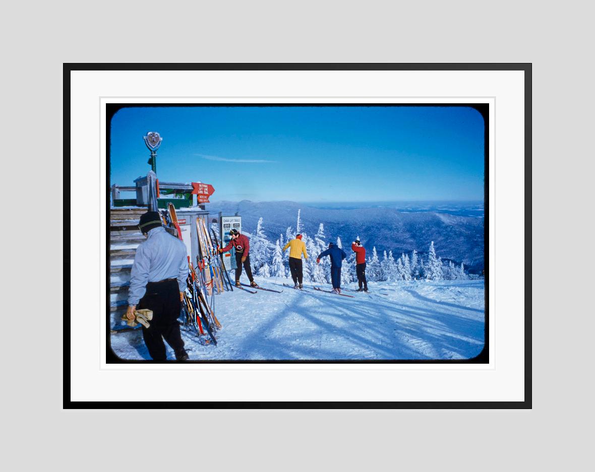 Se préparer à partir 

1955

Des skieurs se rassemblent près du sommet de la piste de la station de Stowe Mountain, Vermont, États-Unis, 1955.

par Toni Frissell

40 x 30