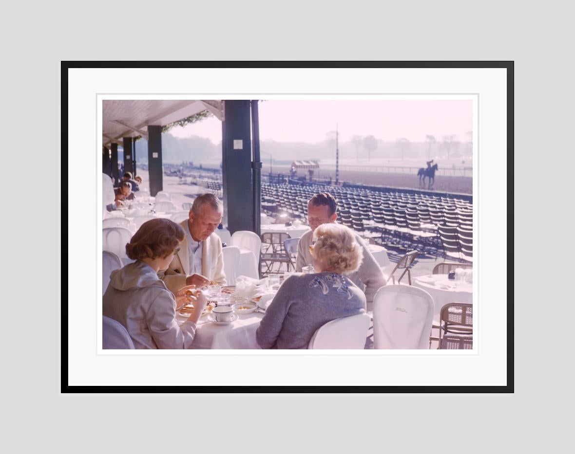 Racegoers In Saratago  1960 Limitierte Ausgabe mit Unterschriftsstempel – Photograph von Toni Frissell