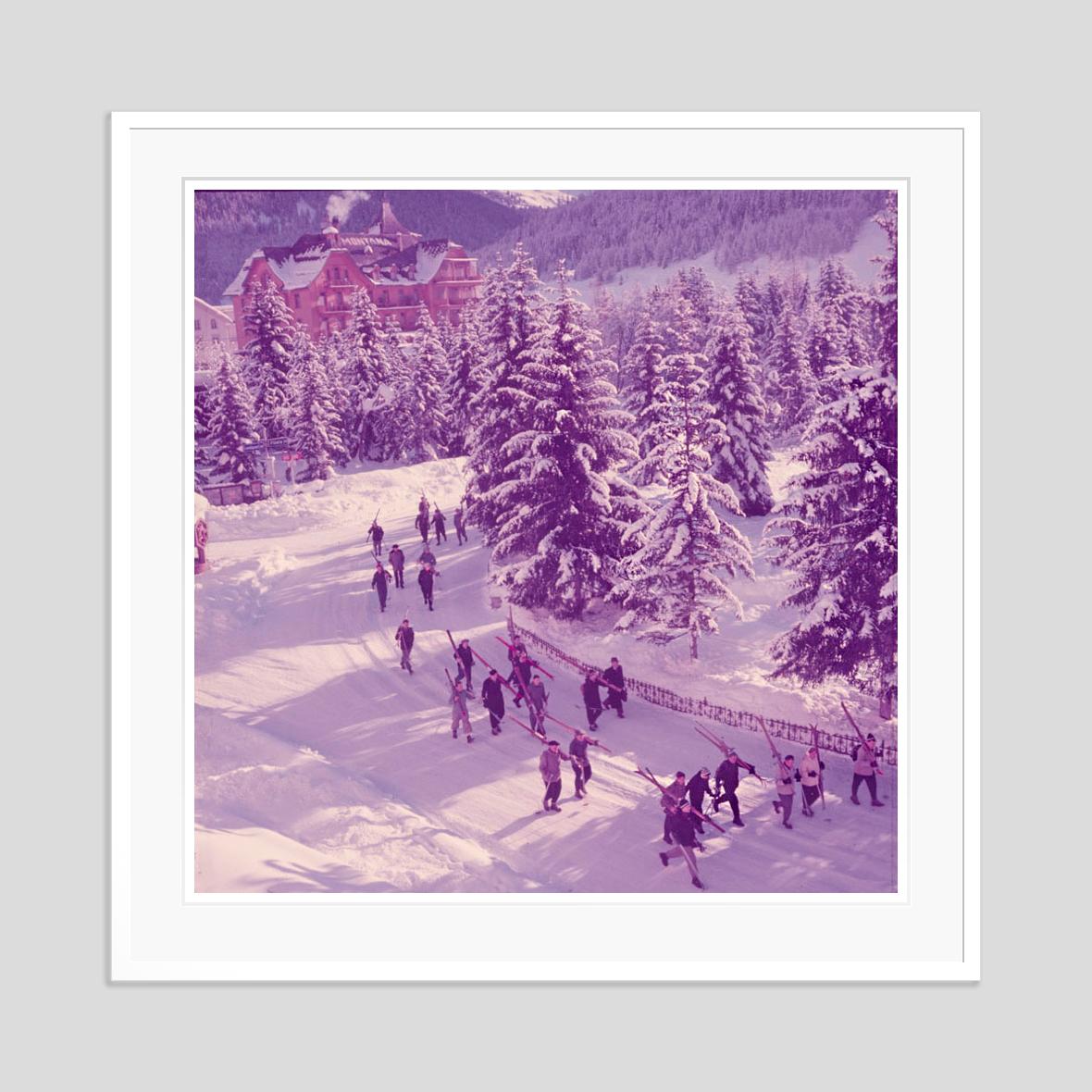 Aufbruch

1954

Eine Gruppe von Skifahrern geht durch die Straße auf dem Weg zu den Skipisten, Klosters, Schweiz, 1954.

von Toni Frissell

30 x 30