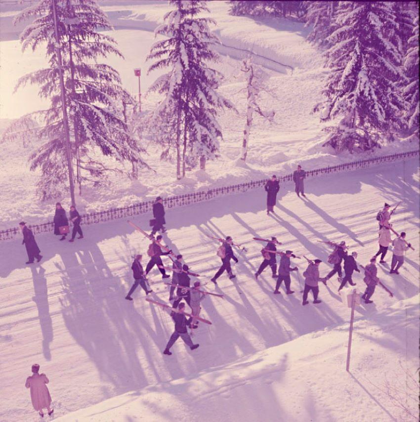 Toni Frissell Color Photograph – Übergroße Signatur-Ausgabe 1954, gestempelte Auflage
