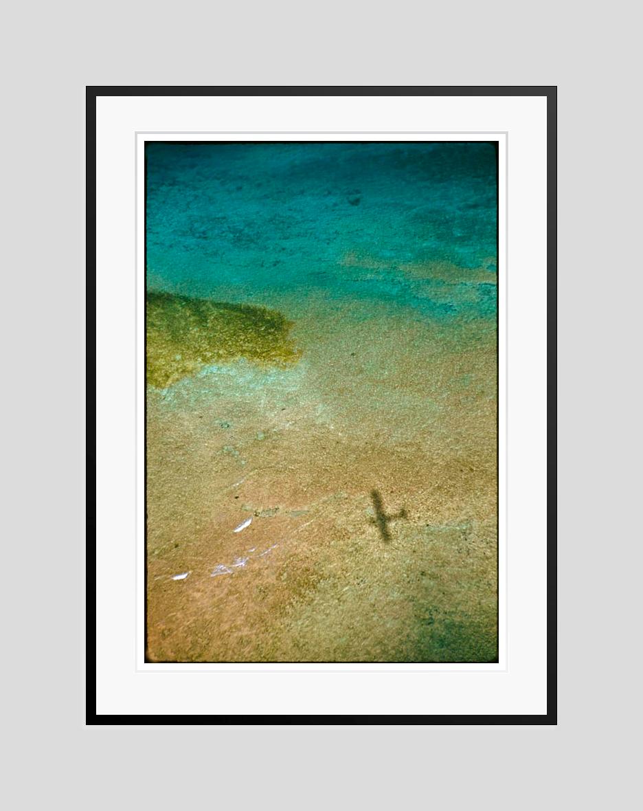 Shadow In The Sea 1960, Übergroße, limitierte, gestempelte Auflage  – Photograph von Toni Frissell