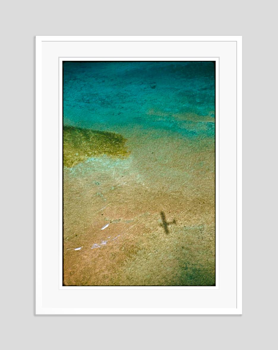 Shadow In The Sea 1960, Übergroße, limitierte, gestempelte Auflage  (Moderne), Photograph, von Toni Frissell