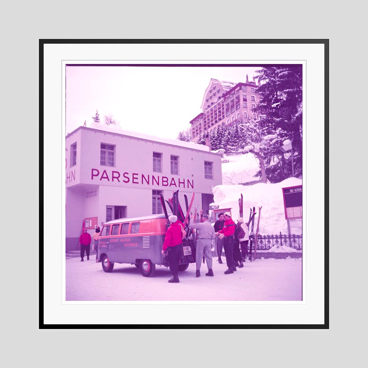 Ski Bus 1954 Limitierte, gestempelte Ausgabe  – Photograph von Toni Frissell