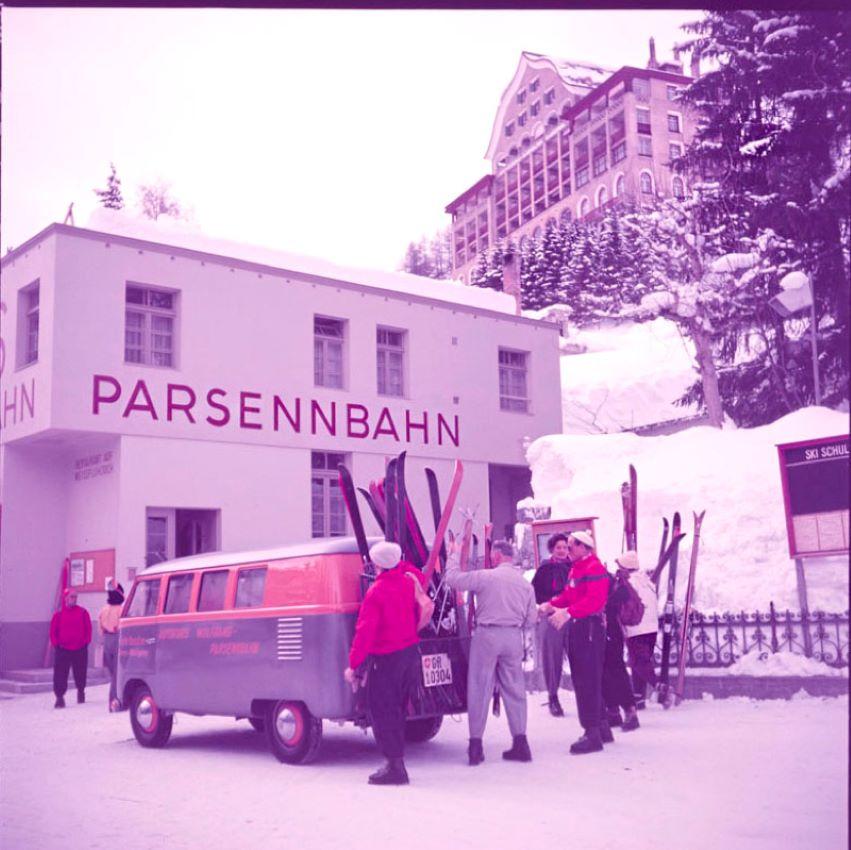 Toni Frissell Color Photograph – Ski Bus 1954 Limitierte, gestempelte Ausgabe 