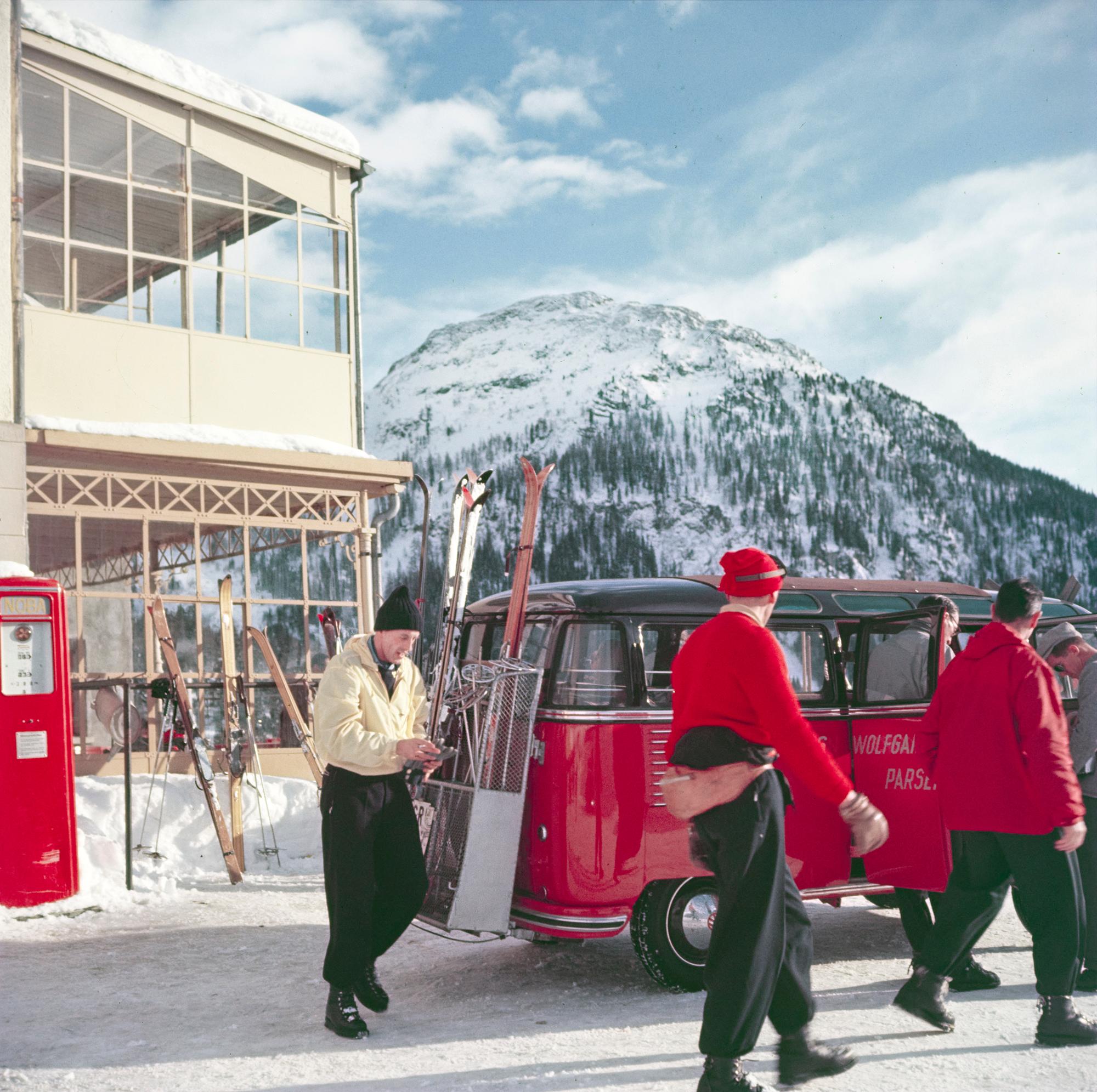 Color Photograph di Toni Frissell - Klosters Ski Bus 1954 Oversize Edizione limitata con timbro della firma