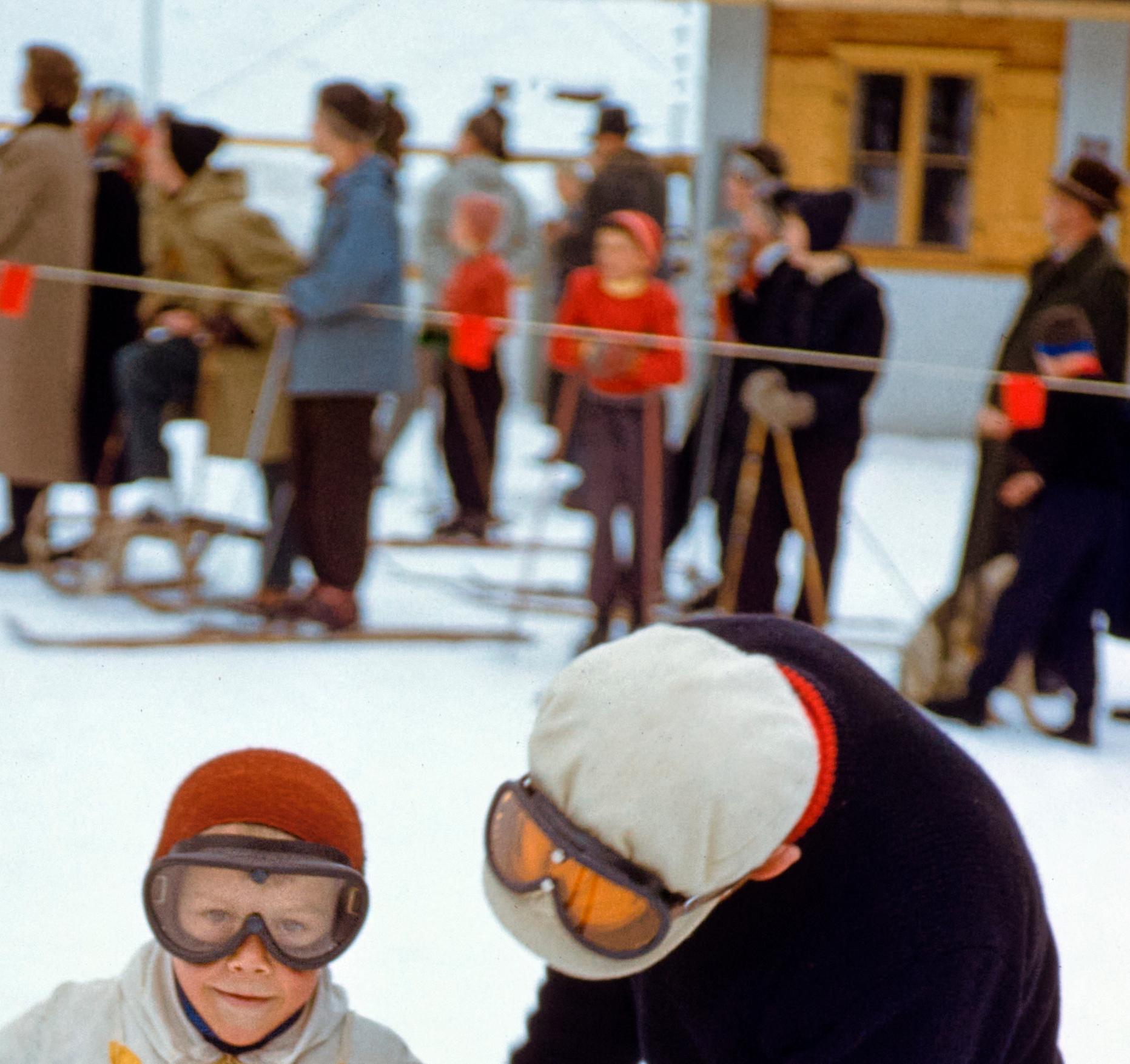 Compétition de ski à St Anton 1955 Édition limitée estampillée par la signature - Moderne Photograph par Toni Frissell