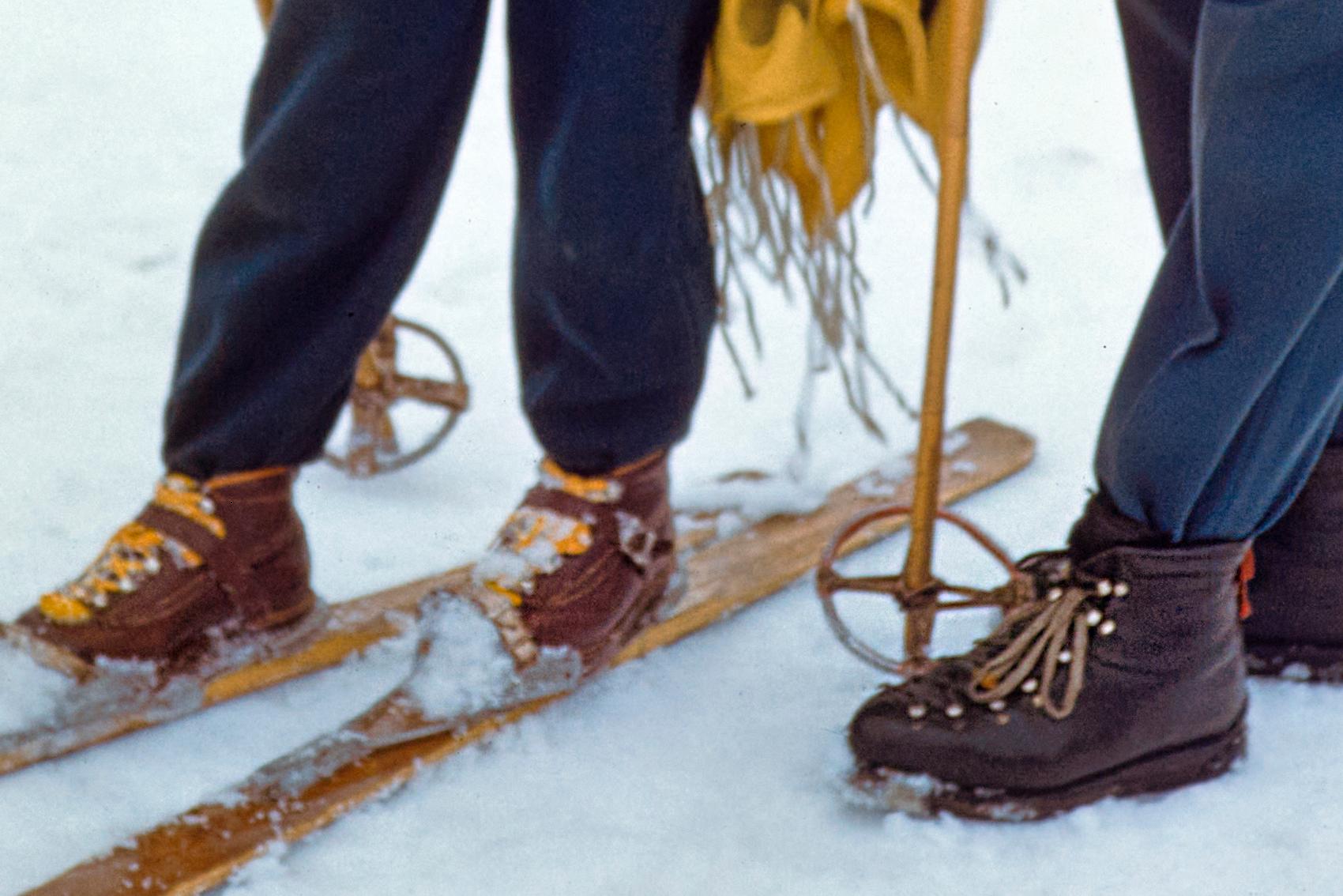 Compétition de ski à St Anton 1955 Édition limitée estampillée par la signature - Gris Color Photograph par Toni Frissell