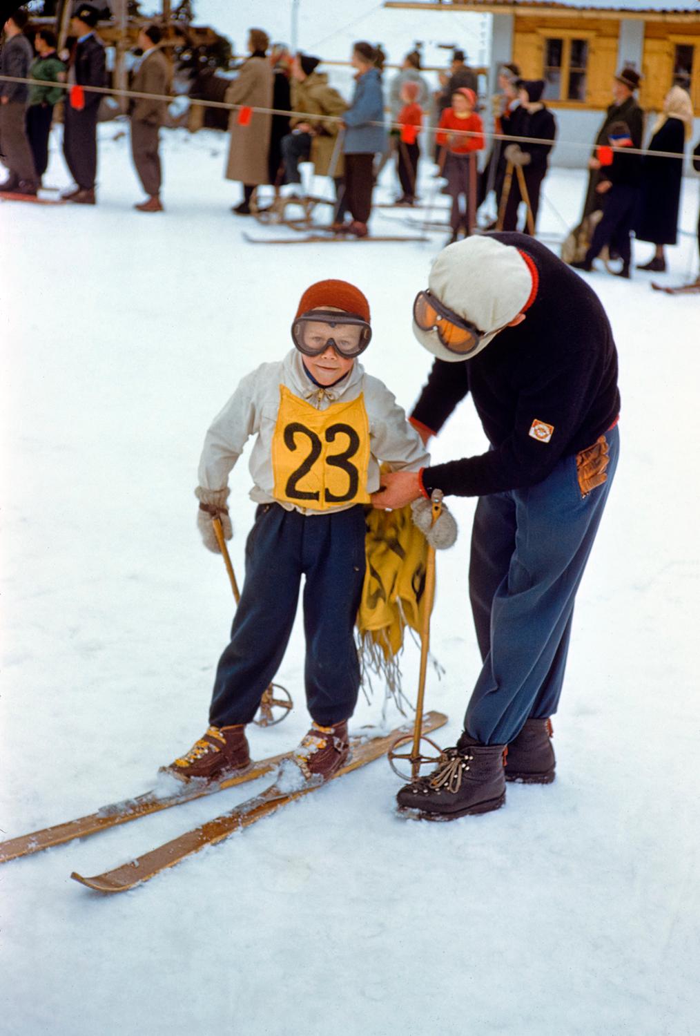 Color Photograph Toni Frissell - Compétition de ski à St Anton 1955 Édition limitée estampillée par la signature