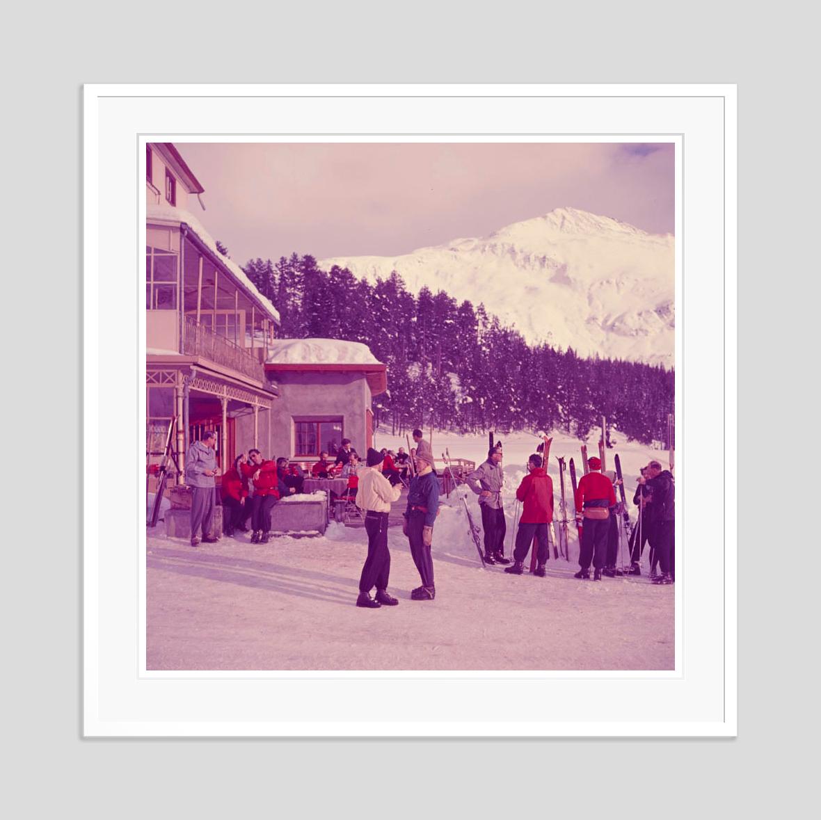 Ski Talk 1951 Oversize Edizione limitata con timbro della firma - Photograph Moderno di Toni Frissell