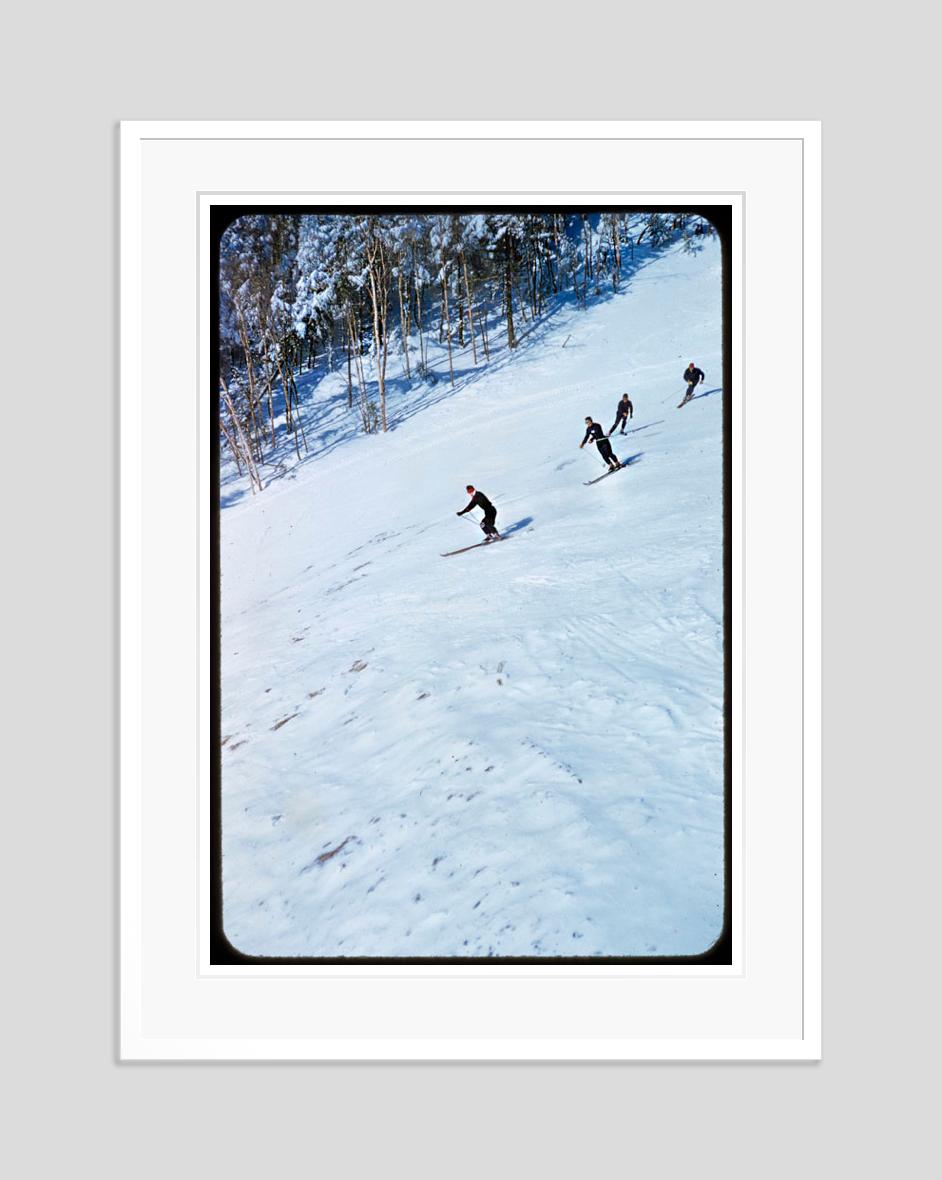 Skidded Turns 1955 Edizione limitata con timbro della firma - Photograph Moderno di Toni Frissell