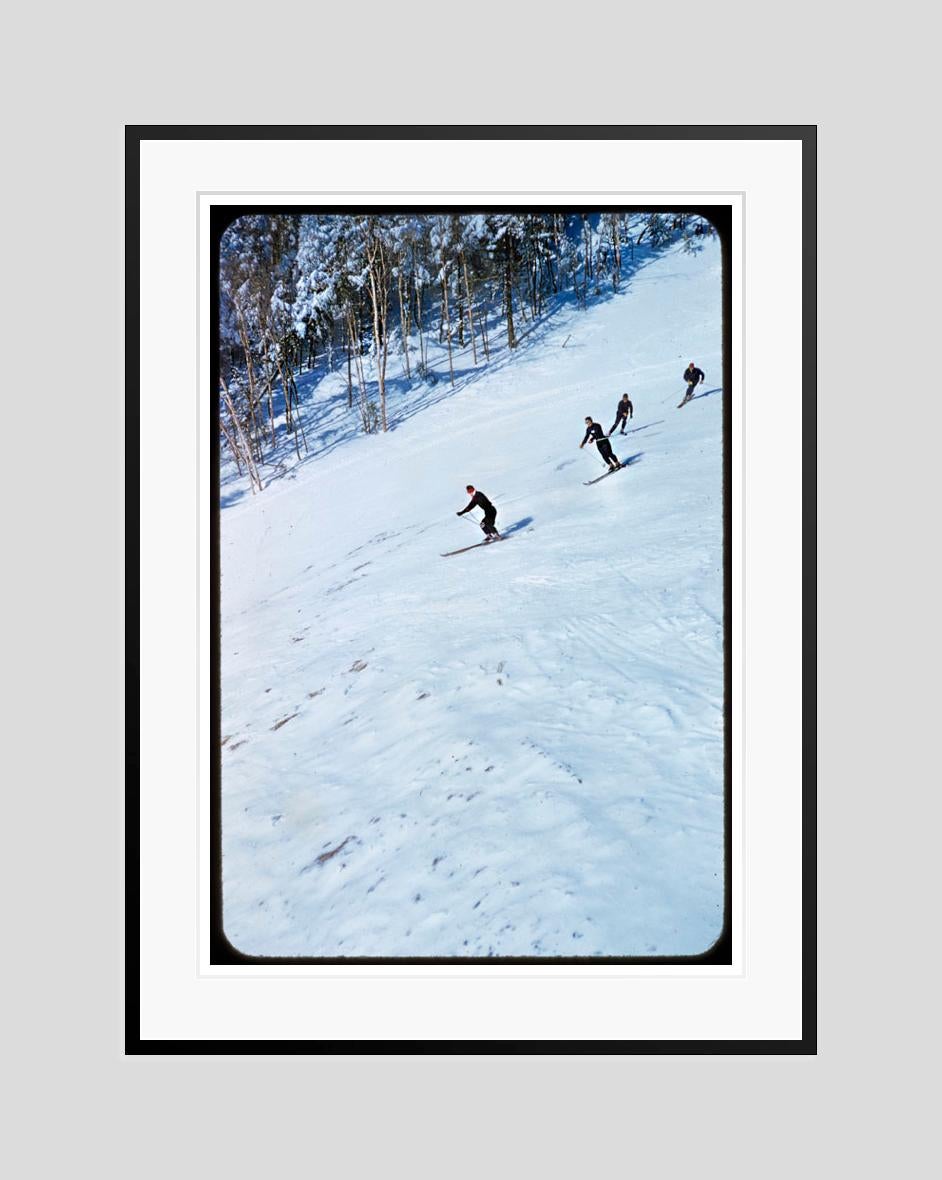 Skidded Turns 1955 Edizione limitata con timbro della firma - Color Photograph Blu di Toni Frissell