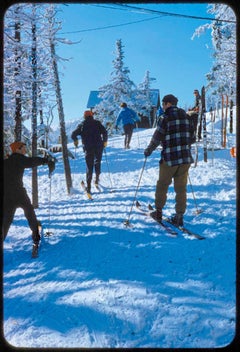 Skiers In The Woods 1955 Übergroße, limitierte, gestempelte Auflage 