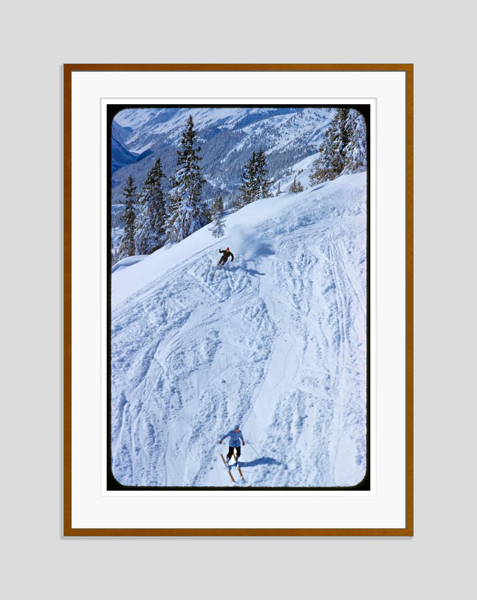  Skiers On The Piste 1955 Oversize Limitierte Signatur-Ausgabe  – Photograph von Toni Frissell