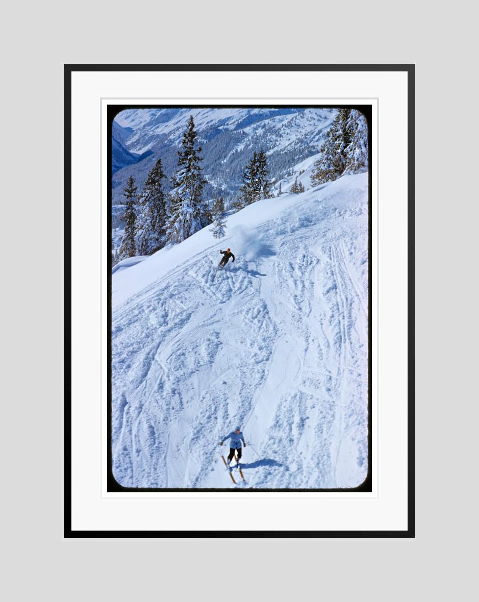  Skiers On The Piste 1955 Oversize Limitierte Signatur-Ausgabe  (Moderne), Photograph, von Toni Frissell