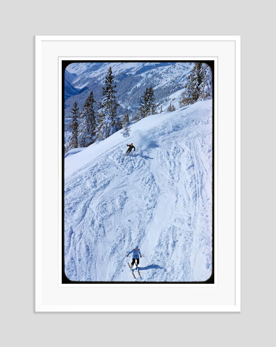 Skiers On The Piste 1955 Oversize Limitierte Signatur-Ausgabe (Blau), Color Photograph, von Toni Frissell